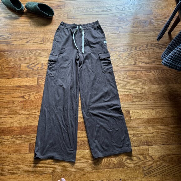 Vuori Essential Cargo Wideleg, size Small - Picture 2 of 5